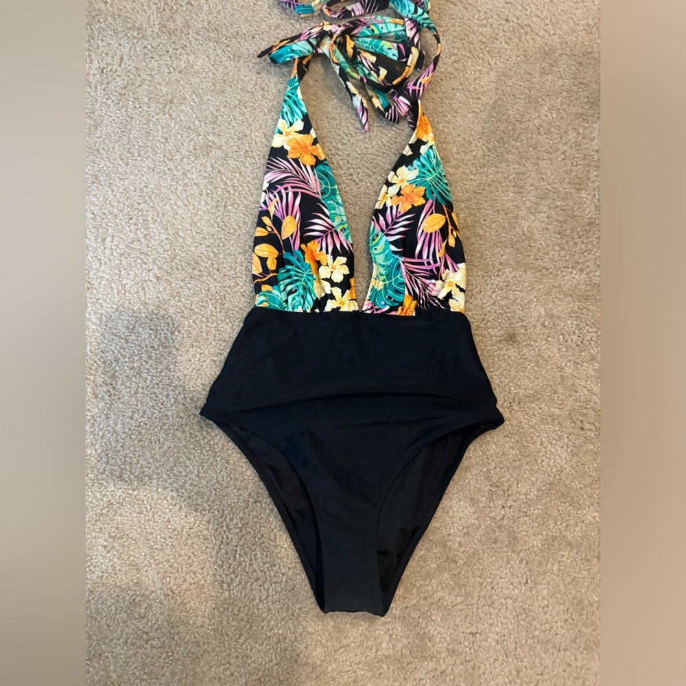 NWTS Cupshe halter 1pc